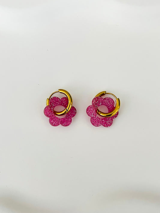 Boucles d'oreilles créoles adaptées pour les enfants à partir de 6 ans.
Créoles en acier inoxydable doré de 15mm.
Petites fleurs rose pailleté en acrylique.
