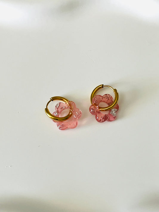 Boucles d'oreilles créoles adaptées pour les enfants à partir de 6 ans.
Créoles en acier inoxydable doré de 15mm.
Petites fleurs transparentes rose pailleté en acrylique.
