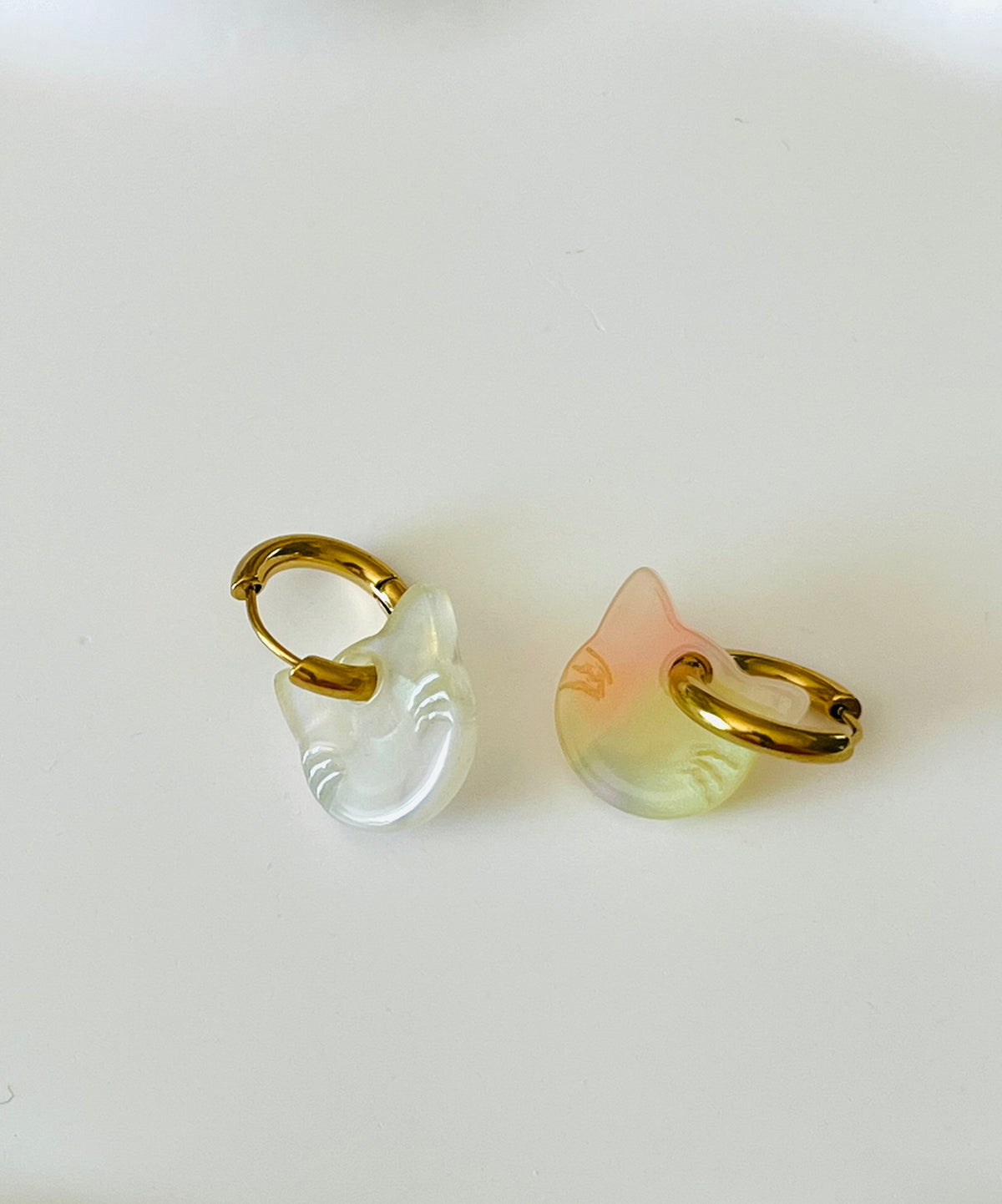 Boucles d'oreilles créoles adaptées pour les enfants à partir de 6 ans.
Créoles en acier inoxydable doré de 15mm.
Tête de chat jaune et rose en acrylique.