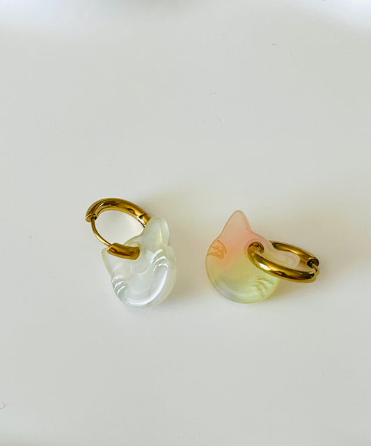 Boucles d'oreilles créoles adaptées pour les enfants à partir de 6 ans.
Créoles en acier inoxydable doré de 15mm.
Tête de chat jaune et rose en acrylique.