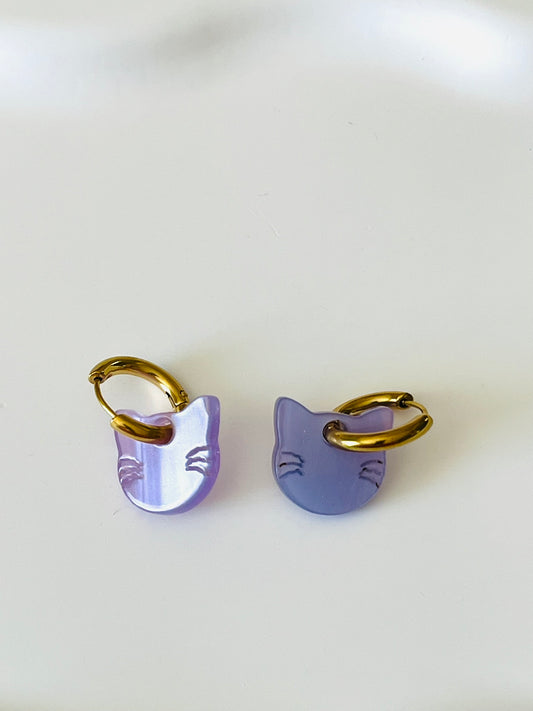 Boucles d'oreilles créoles adaptées pour les enfants à partir de 6 ans.
Créoles en acier inoxydable doré de 15mm.
Tête de chat couleur lilas en acrylique.
