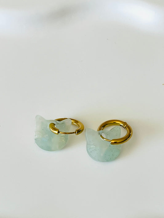 Boucles d'oreilles créoles adaptées pour les enfants à partir de 6 ans.
Créoles en acier inoxydable doré de 15mm.
Tête de chat vert d'eau pailleté en acrylique.