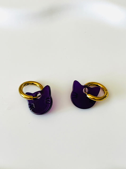 Boucles d'oreilles créoles adaptées pour les enfants à partir de 6 ans.
Créoles en acier inoxydable doré de 15mm.
Tête de chat violet foncé en acrylique.