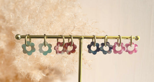 Boucles d'oreilles Créoles MARGUERITE - acier inoxydable et fleur acrylique