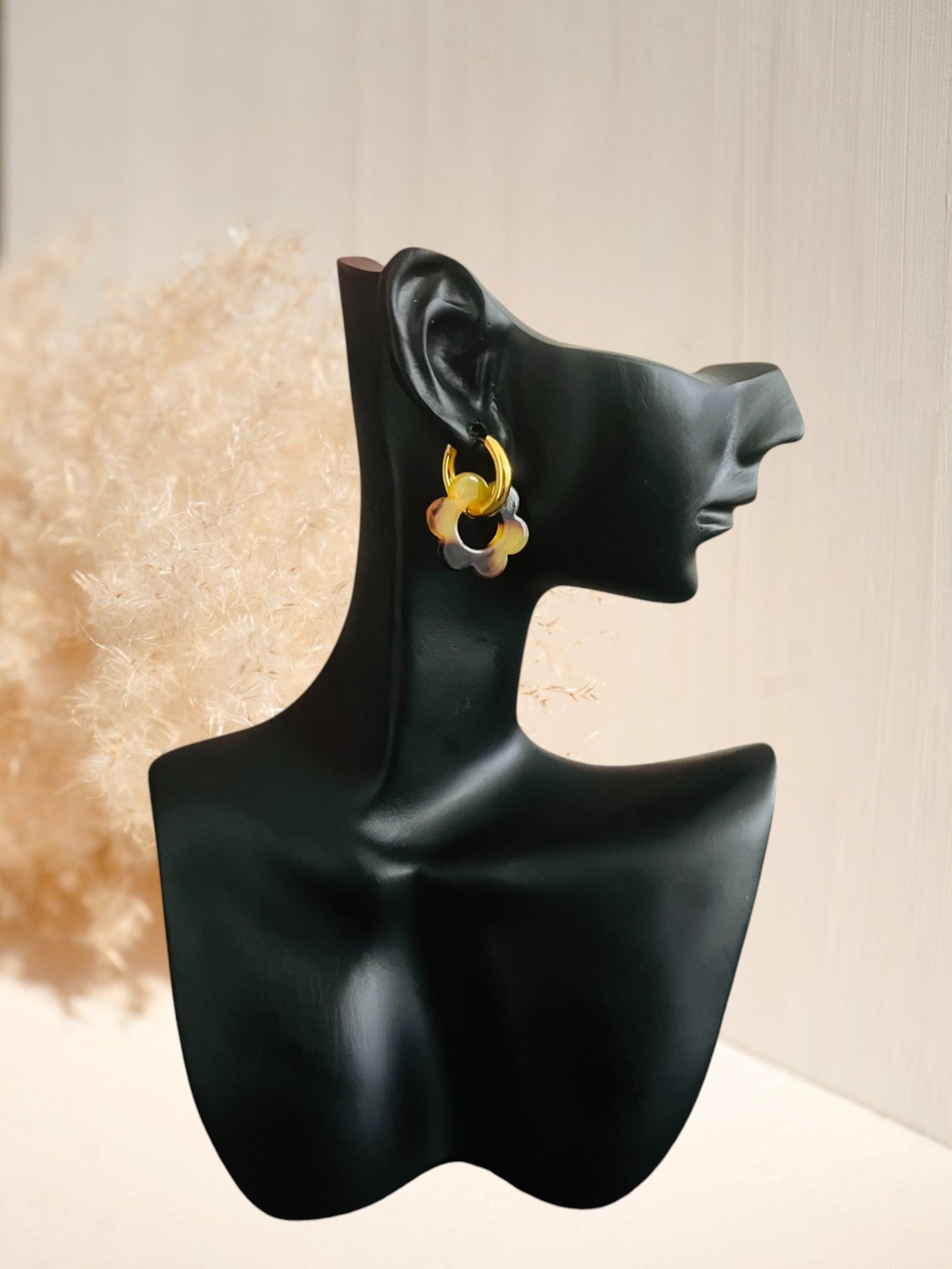 boucles d'oreilles créoles en acier inox doré et fleur en acrylique beige
