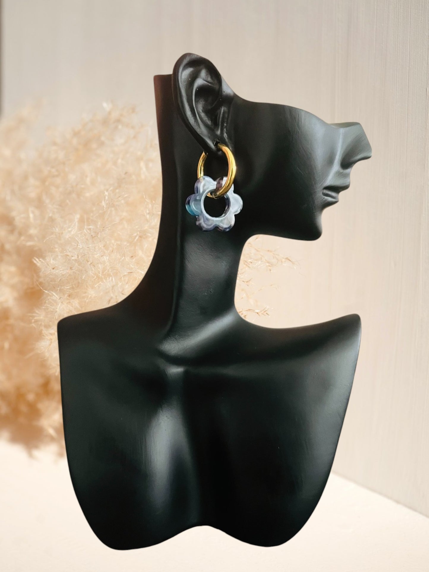 boucles d'oreilles créoles en acier doré et fleur en acrylique bleu