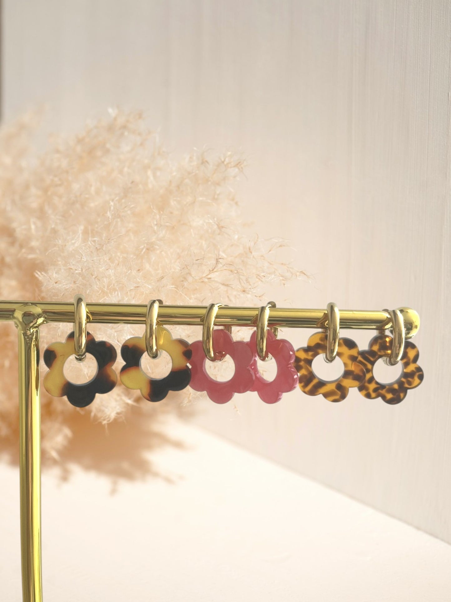 Boucles d'oreilles Créoles MARGUERITE - acier inoxydable et fleur acrylique