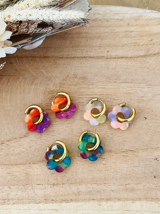 Boucles d'oreilles fantaisie faites main.
Créoles en acier inoxydable doré de 15mm.
Pendentif fleur en acrylique de 18mm.
Bijou fantaisie fait main.