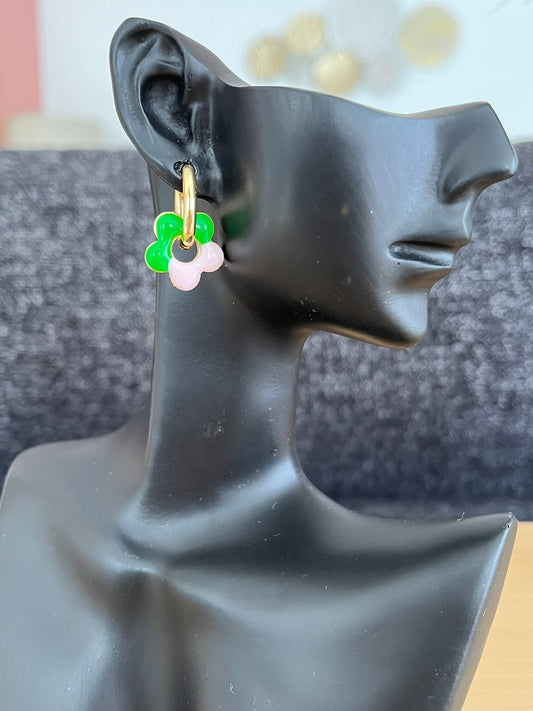 Boucles d'oreilles créoles ovales en laiton plaqué or 18k.
Fleur de 15mm en émail bicolore vert et rose.
Boucles d'oreilles fantaisie fait main.