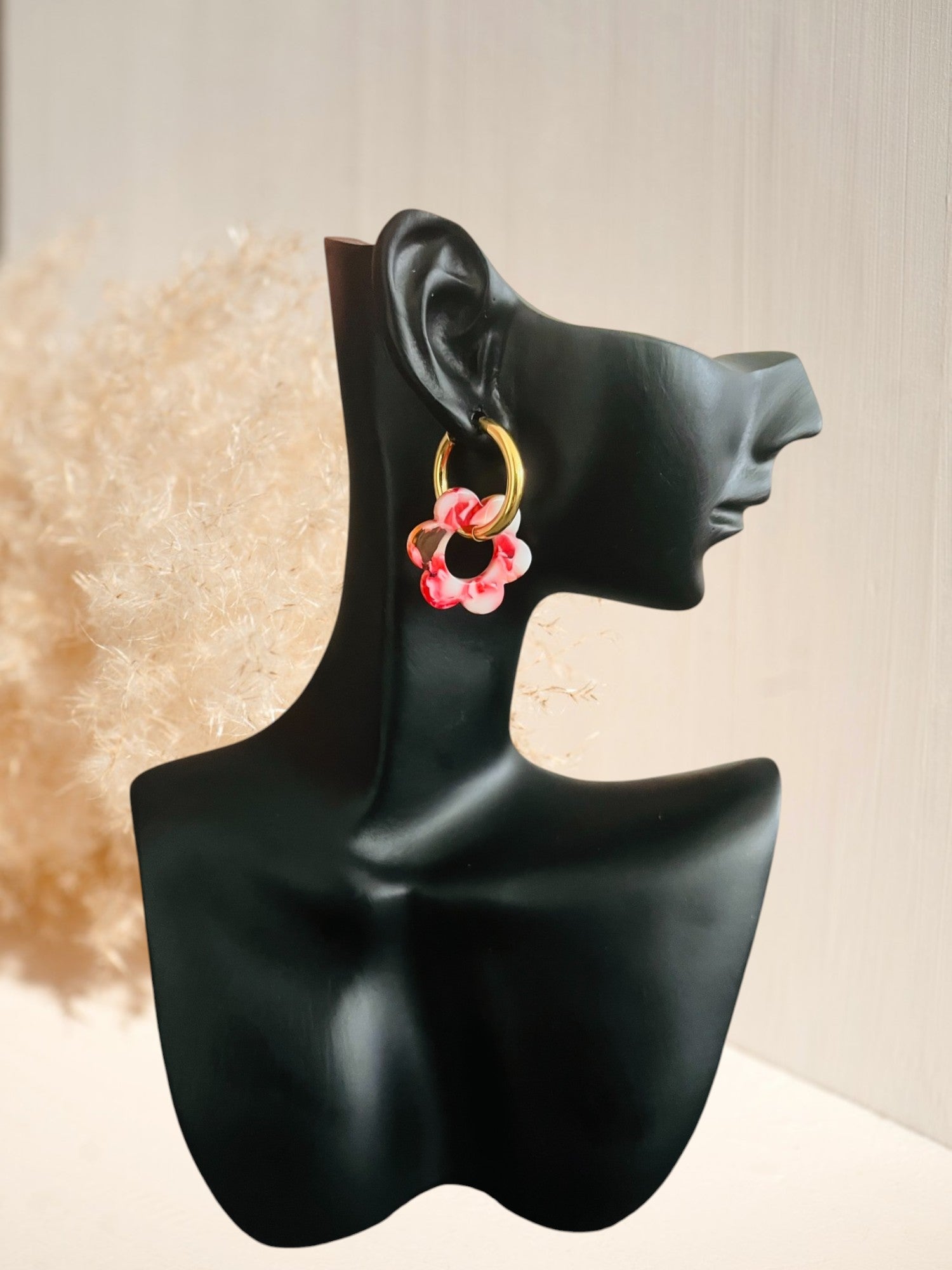 boucles d'oreilles créoles en acier inoxydale doré et fleur en acrylique rose saumon