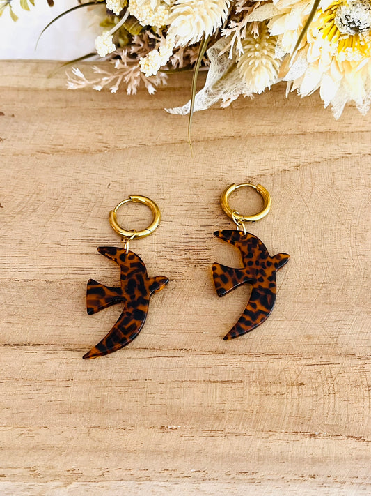 Boucles d'oreilles fantaisie fait main.
Créoles en acier inoxydable doré. Pendentifs hirondelle en acrylique motif terrazzo, léopard marron et noir.