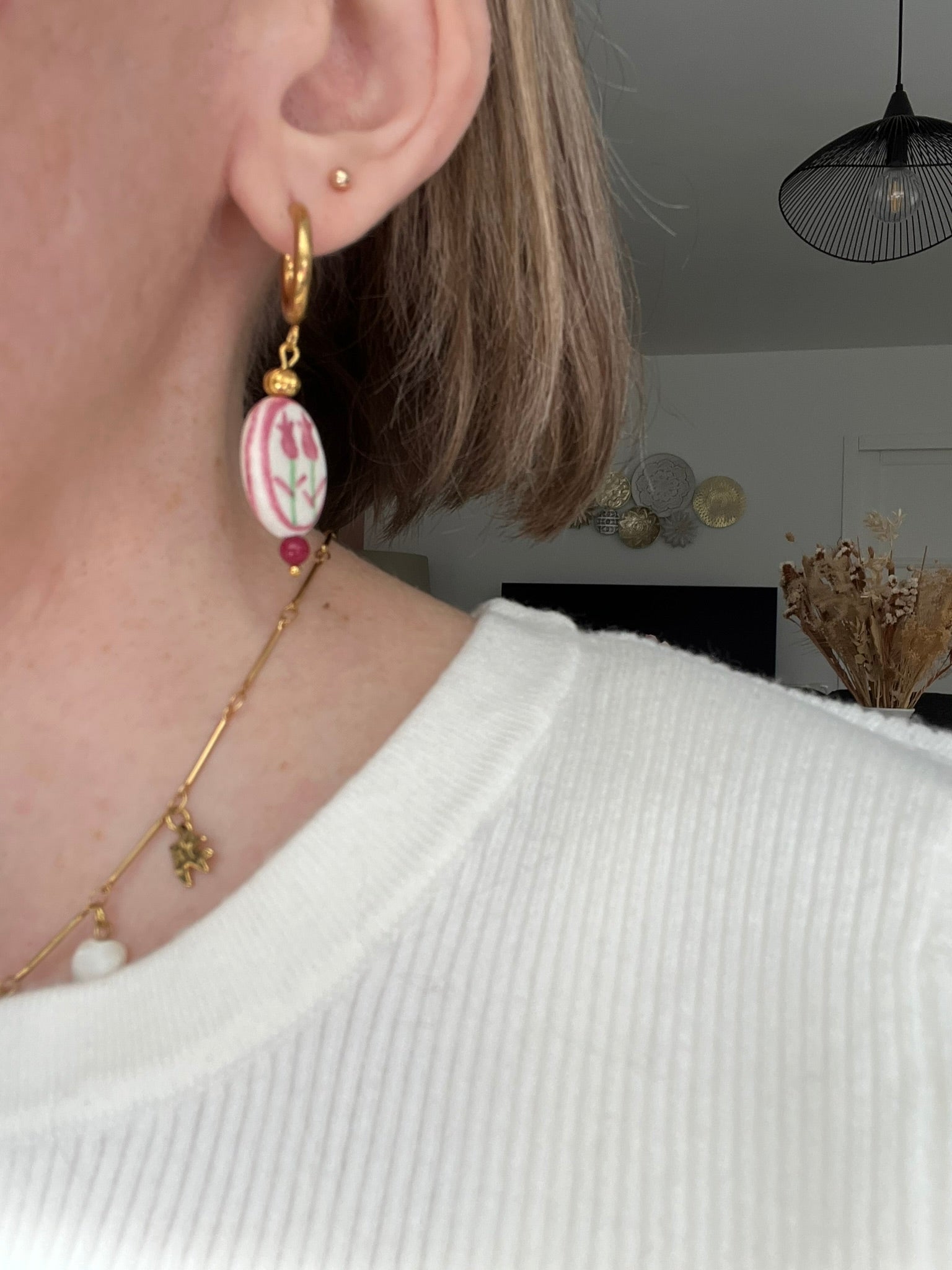 Boucles d'oreilles fantaisie fait main.
Créoles en acier inox doré. Perle ovale en céramique blanche motif tulipe rose.
Bijou fait main.