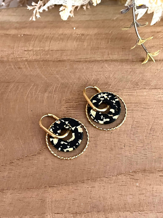 Boucles d'oreilles créoles en acier inoxydable doré.
Pendentif donut en acrylique noir avec paillettes doré.
Bijou fantaisie fait main.