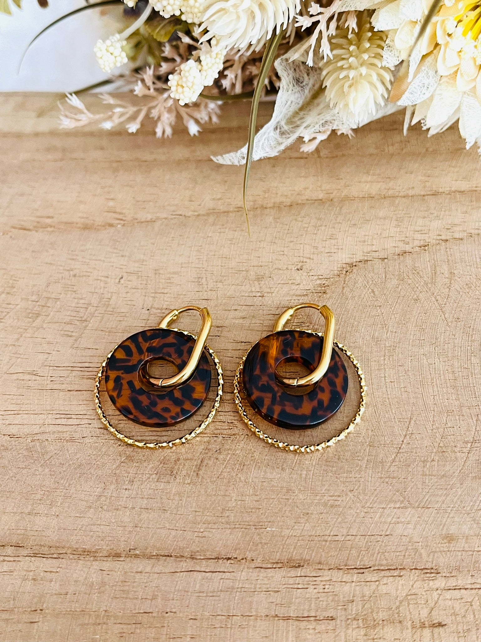 Boucles d'oreilles créoles en acier inoxydable doré.
Pendentif donut en acrylique imprimé terrazzo marron.
Bijou fantaisie fait main.