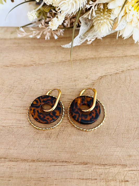 Boucles d'oreilles créoles en acier inoxydable doré.
Pendentif donut en acrylique imprimé terrazzo marron.
Bijou fantaisie fait main.