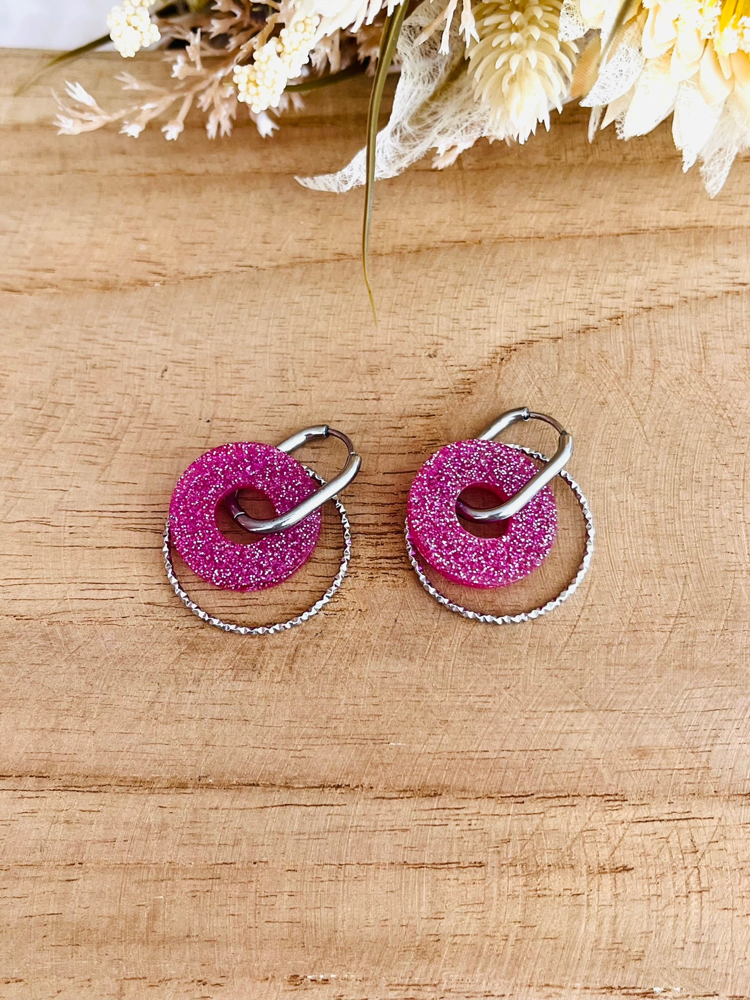 Boucles d'oreilles créoles en acier inoxydable.
Pendentif donut en acrylique écaille de tortue rose pailleté.
Bijou fantaisie fait main.