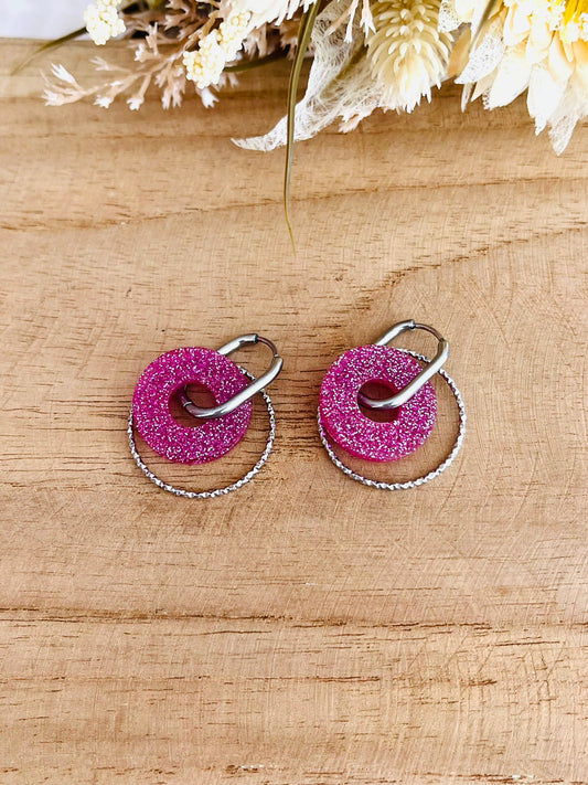 Boucles d'oreilles créoles en acier inoxydable.
Pendentif donut en acrylique écaille de tortue rose pailleté.
Bijou fantaisie fait main.