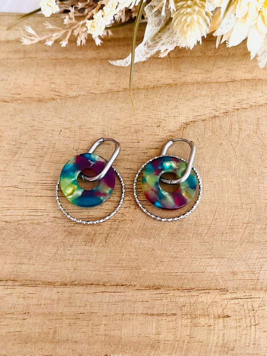 Boucles d'oreilles créoles en acier inoxydable.
Pendentif donut en acrylique dans les teintes turquoise, violet.
Bijou fantaisie fait main.