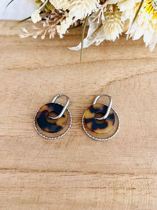 Boucles d'oreilles créoles en acier inoxydable.
Pendentif donut en acrylique écaille de tortue marron et noir.
Bijou fantaisie fait main.