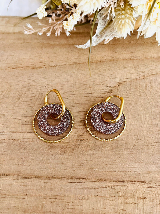 Boucles d'oreilles créoles en acier inoxydable doré.
Pendentif donut en acrylique imprimé bronze pailleté.
Bijou fantaisie fait main.