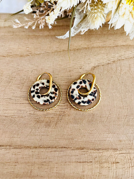 Boucles d'oreilles créoles en acier inoxydable doré.
Pendentif donut en acrylique imprimé tacheté marron et crème.
Bijou fantaisie fait main.