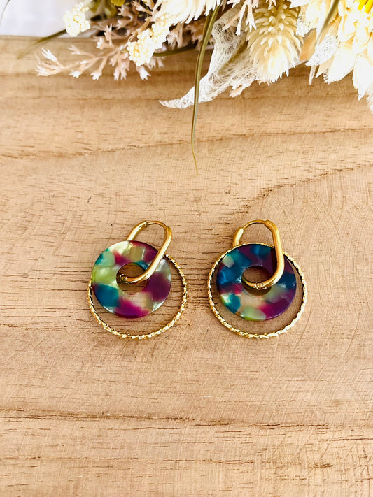 Boucles d'oreilles créoles en acier inoxydable doré.
Pendentif donut en acrylique dans les teintes turquoise et violet.
Bijou fantaisie fait main.