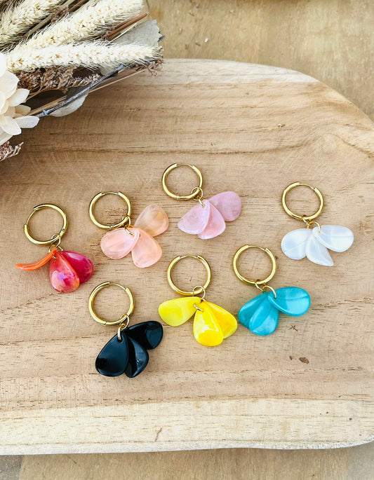Boucles d'oreilles créoles fantaisie fait main.
Créoles en acier inoxydable doré.
Pétales en acrylique colorées.
Bijou fantaisie fait main.