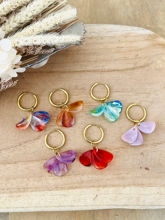 Boucles d'oreilles créoles fantaisie fait main.
Créoles en acier inoxydable doré.
Pétales en acrylique colorées.
Bijou fantaisie fait main.