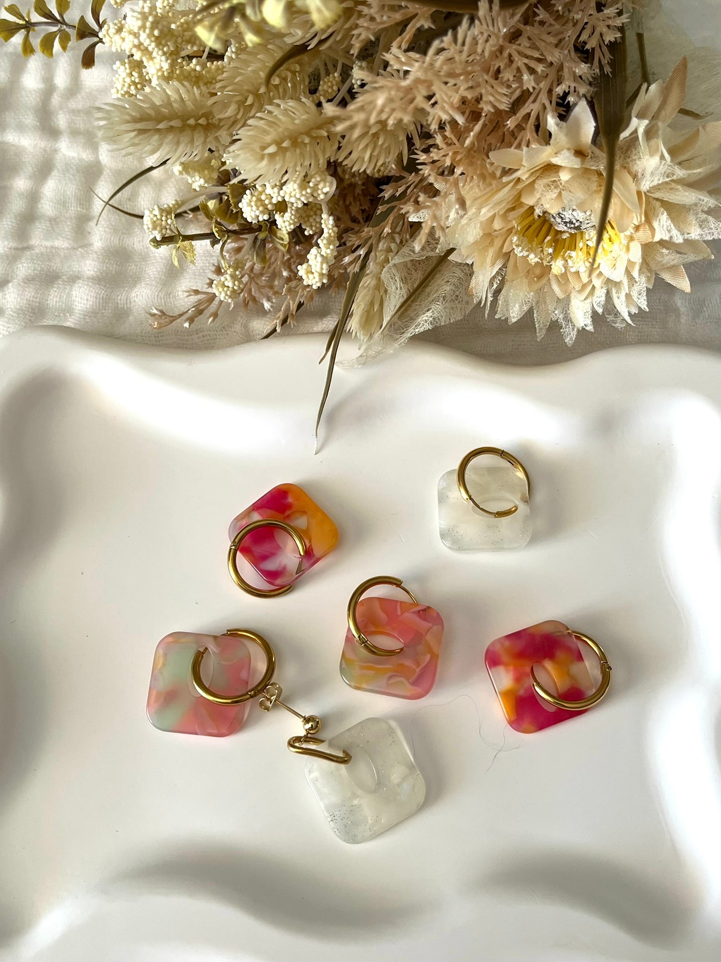 Boucles d'oreilles fantaisie fait main.
Créoles en acier inoxydable avec pampilles interchangeables.
Pampilles carrées couleur marbré et transparent.
Bijou fantaisie fait main.