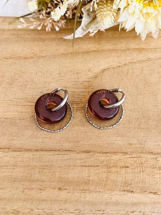 Boucles d'oreilles fantaisie fait main.
Créoles rondes en acier inoxydable couleur argent avec pendentif donut en résine terracotta translucide.