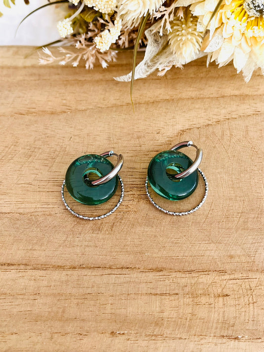 Boucles d'oreilles fantaisie fait main.
Créoles rondes en acier inoxydable couleur argent avec pendentif donut en résine vert translucide.