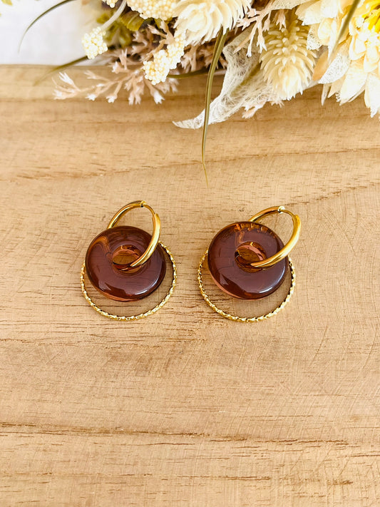 Boucles d'oreilles fantaisie fait main.
Créoles rondes en acier inoxydable doré avec pendentif donut en résine terracotta translucide.