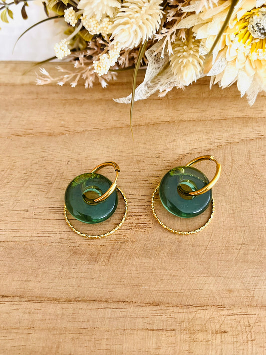 Boucles d'oreilles fantaisie fait main.
Créoles rondes en acier inoxydable doré avec pendentif donut en résine vert translucide.
