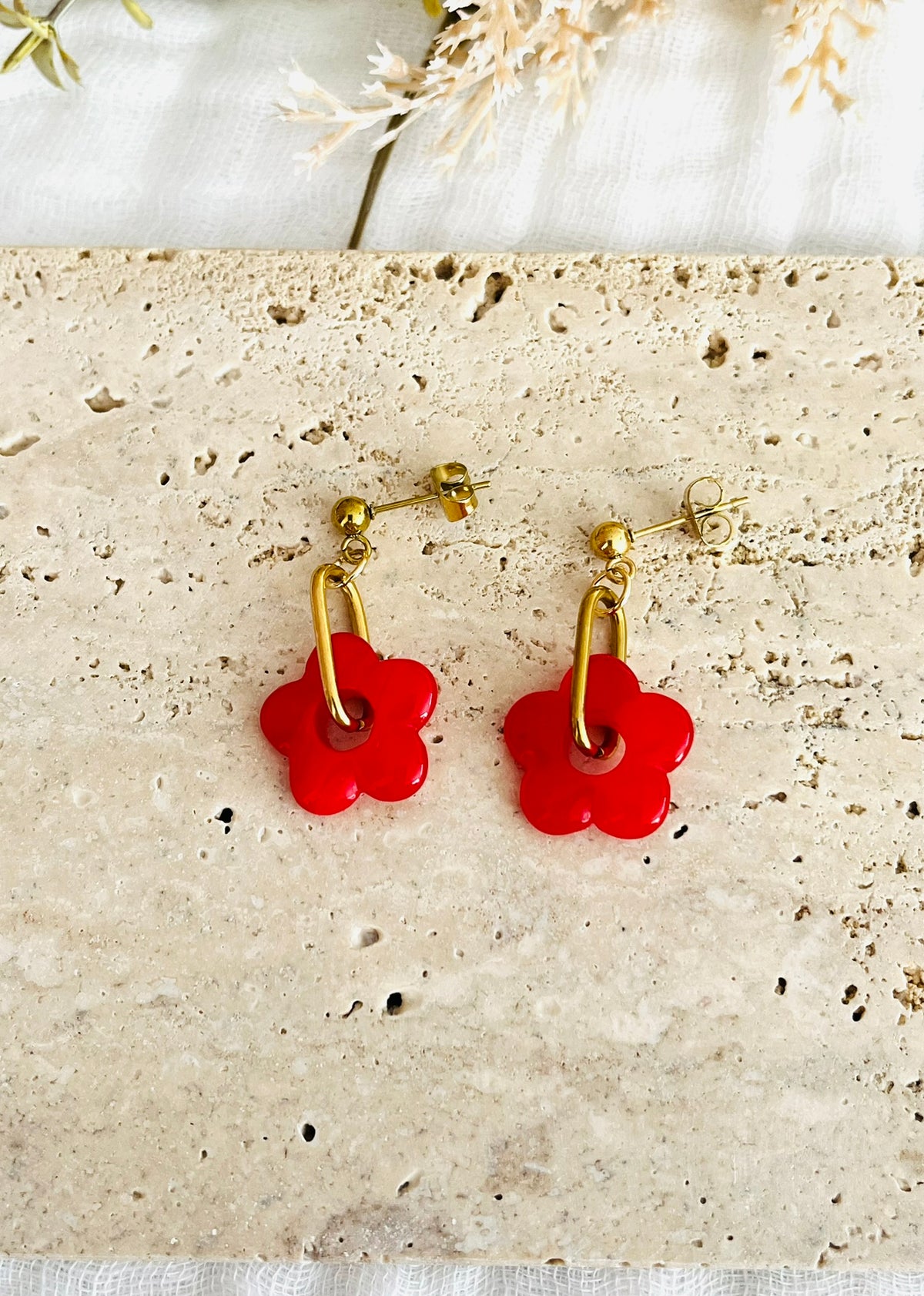 Boucles d'oreilles fantaisie fait main.
Clous d'oreilles et monture en acier inox doré.
Fleur en acrylique jaune, rouge ou rose fuchsia.
Bijou fantaisie fait main