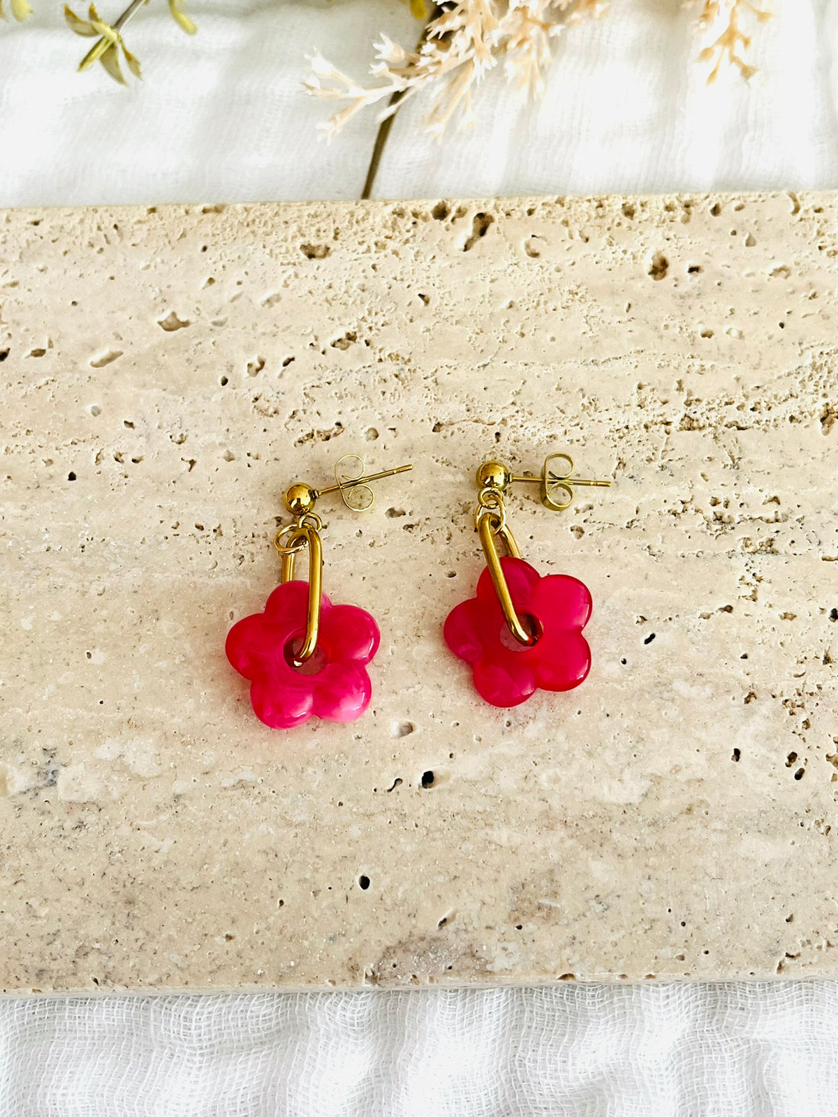 Boucles d'oreilles fantaisie fait main.
Clous d'oreilles et monture en acier inox doré.
Fleur en acrylique jaune, rouge ou rose fuchsia.
Bijou fantaisie fait main