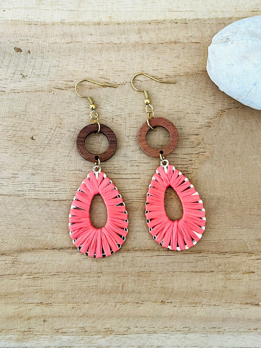 Boucles d'oreilles pendantes en raphia corail et bois.
Crochets d'oreilles en acier inoxydable doré.
Bijou fait main.