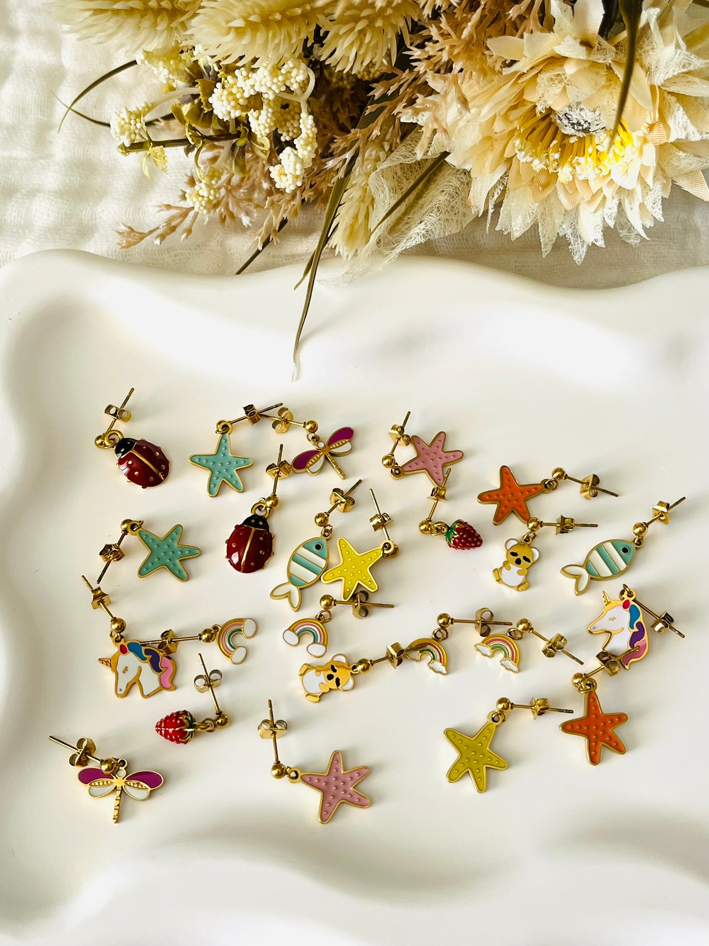 Boucles d'oreilles à clous adaptées pour les enfants à partir de 6 ans.
Clous d'oreilles en acier inoxydable doré.
Pendentif fraise rouge en acier inox doré et résine epoxy.