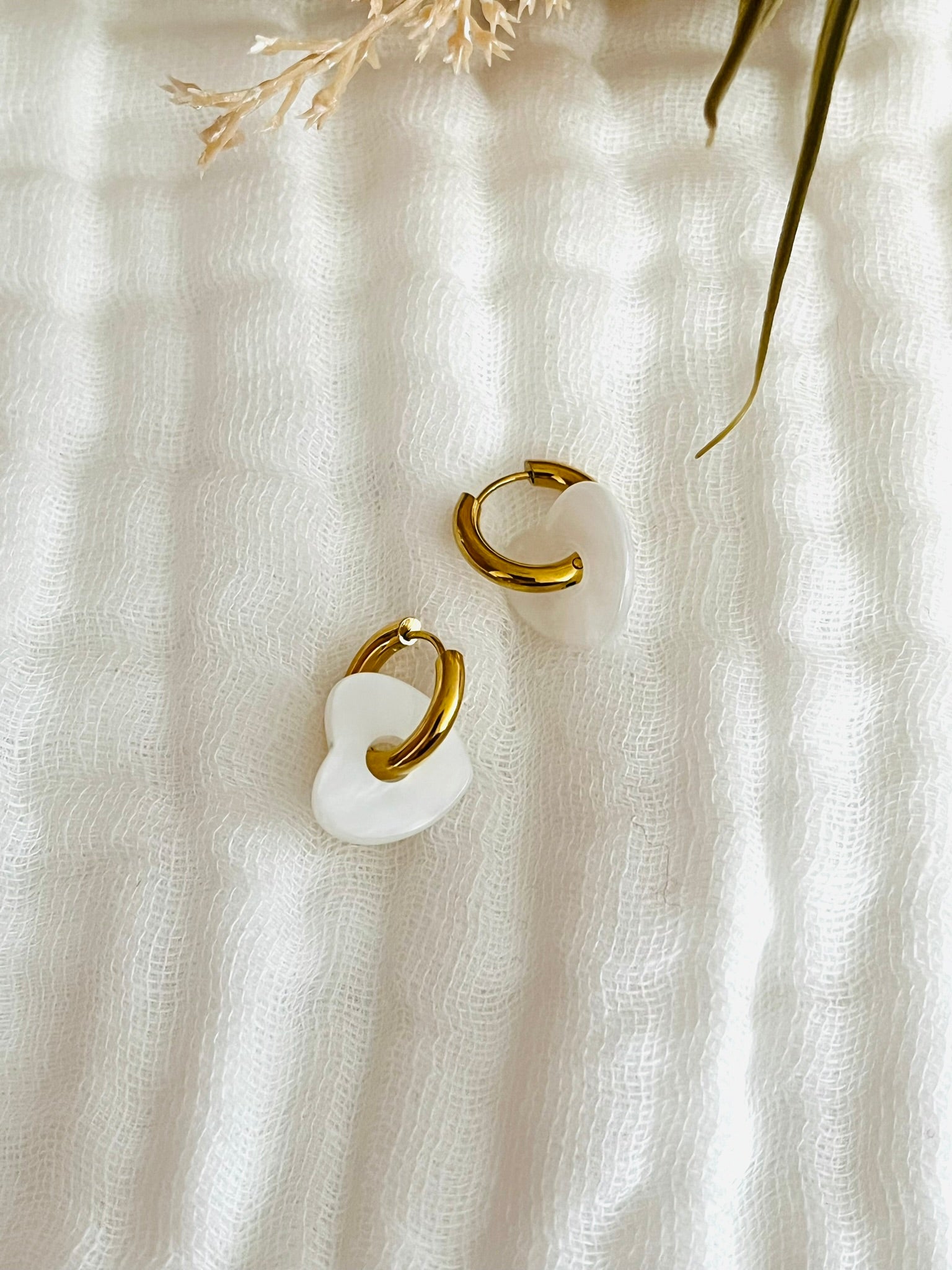 Boucles d'oreilles créoles adaptées pour les enfants à partir de 6 ans.
Créoles en acier inoxydable doré de 15mm.
Petits coeurs blanc en acrylique.