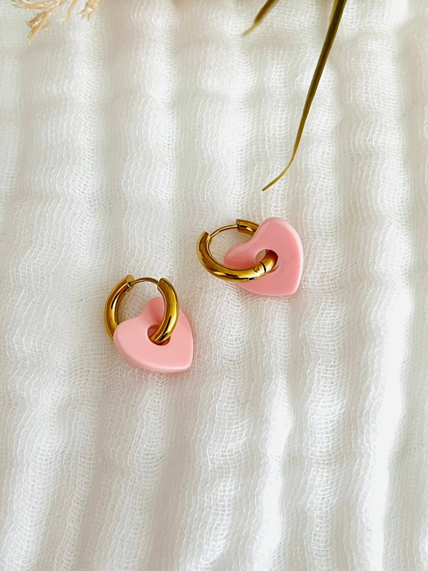 Boucles d'oreilles créoles adaptées pour les enfants à partir de 6 ans.
Créoles en acier inoxydable doré de 15mm.
Petits coeurs rose en acrylique.