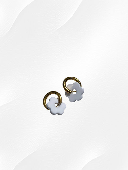 Boucles d'oreilles créoles adaptées pour les enfants à partir de 6 ans.
Créoles en acier inoxydable doré de 15mm.
Petites fleurs blanches en acrylique.
