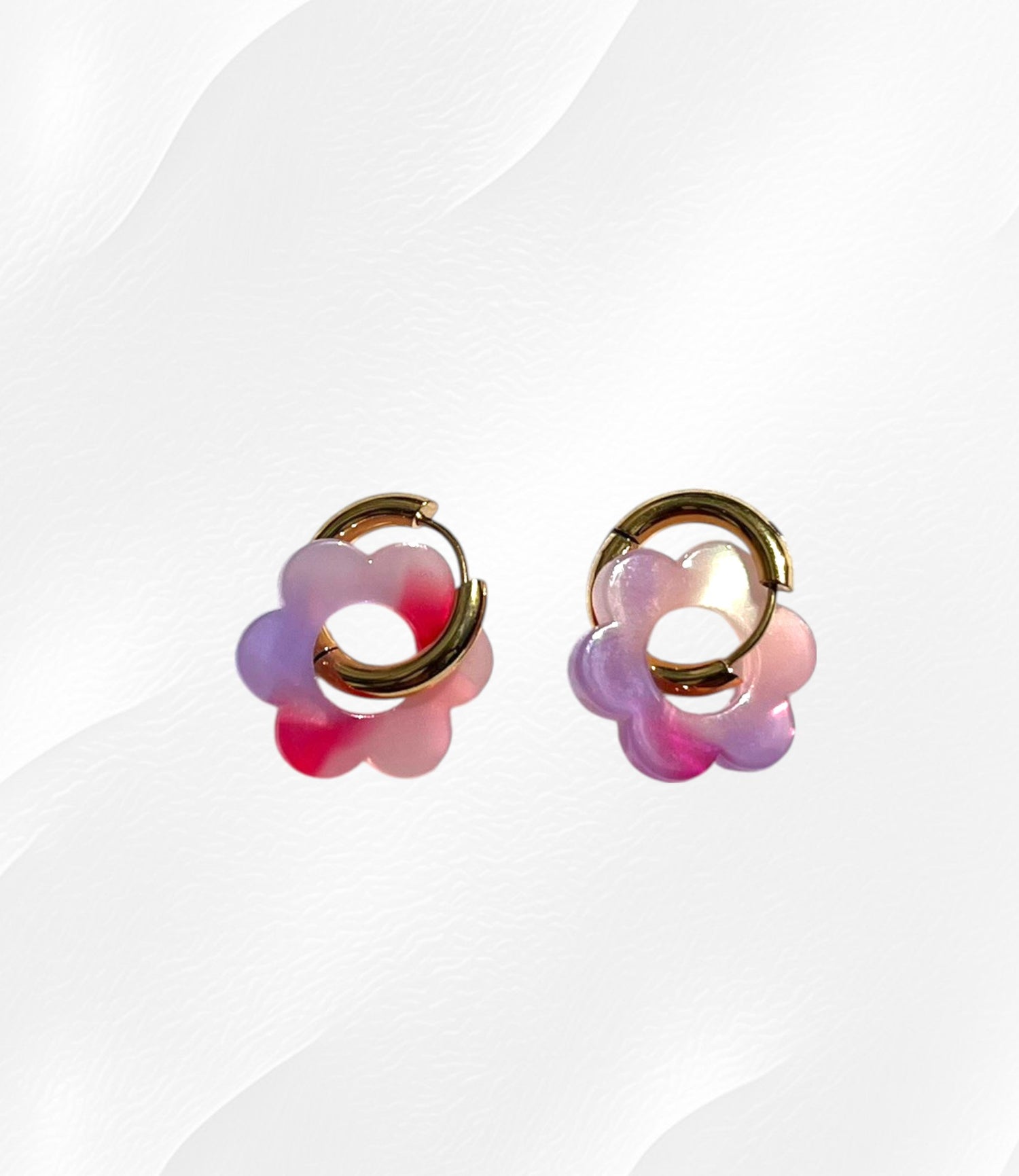 Boucles d'oreilles créoles adaptées pour les enfants à partir de 6 ans.
Créoles en acier inoxydable doré de 15mm.
Petites fleurs rose et lilas en acrylique.