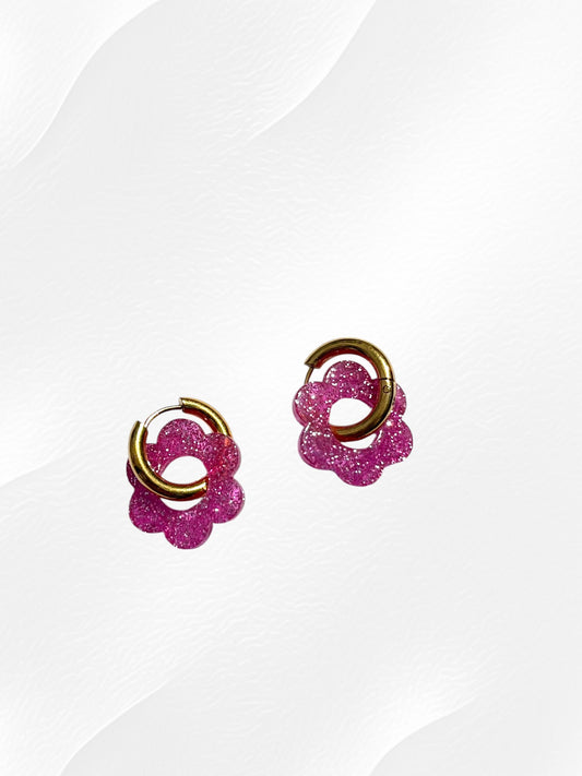 Boucles d'oreilles créoles adaptées pour les enfants à partir de 6 ans.
Créoles en acier inoxydable doré de 15mm.
Petites fleurs rose pailleté en acrylique.
