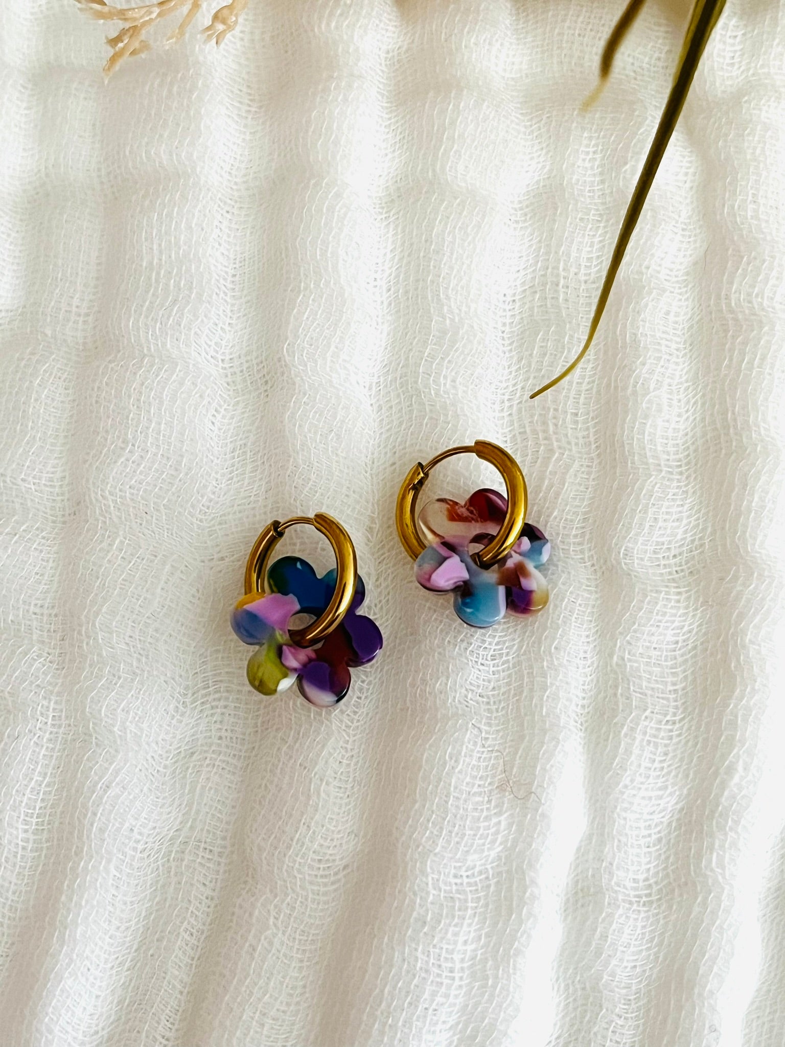 Boucles d'oreilles créoles adaptées pour les enfants à partir de 6 ans.
Créoles en acier inoxydable doré de 15mm.
Petites fleurs multicolores en acrylique.