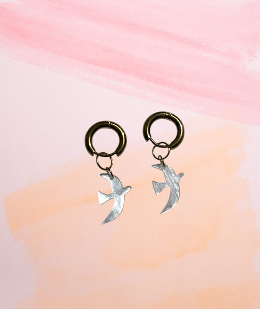 Boucles d'oreilles créoles adaptées pour les enfants à partir de 6 ans.
Créoles en acier inoxydable doré de 13mm.
Petits oiseaux blanc nacré en acrylique.