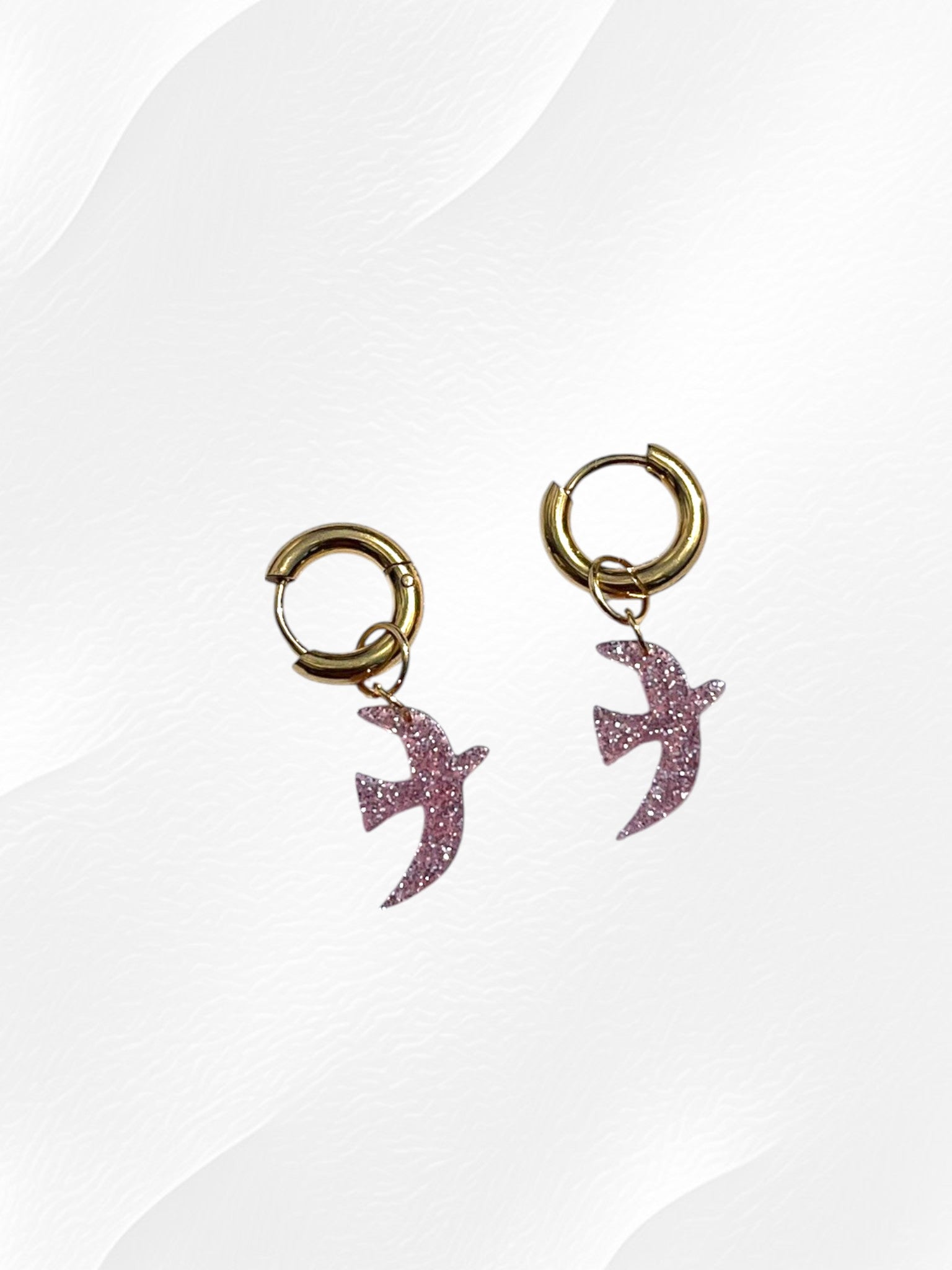 Boucles d'oreilles créoles adaptées pour les enfants à partir de 6 ans.
Créoles en acier inoxydable doré de 13mm.
Petits oiseaux rose pailleté en acrylique.