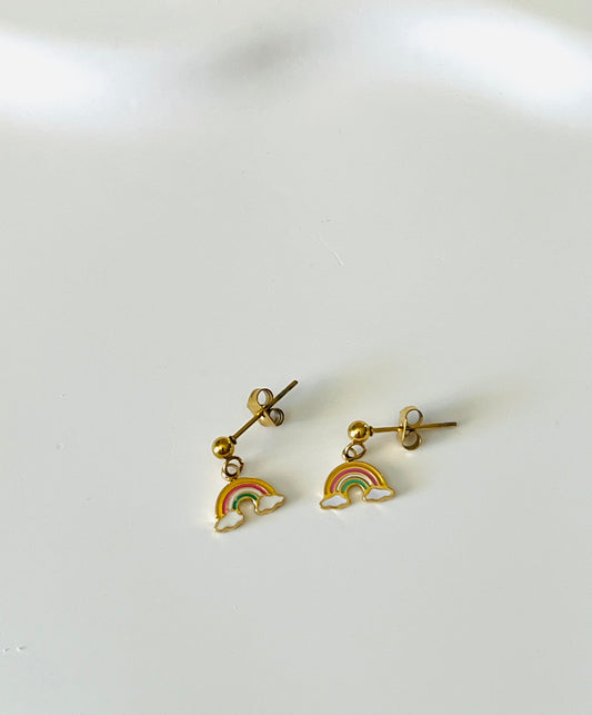 Boucles d'oreilles à clous adaptées pour les enfants à partir de 6 ans.
Clous d'oreilles en acier inoxydable doré.
Pendentif arc en ciel en acier inox doré et résine epoxy.