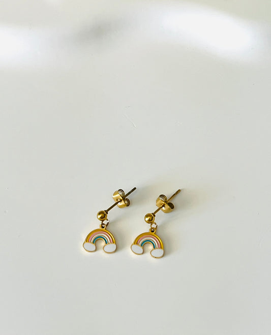 Boucles d'oreilles à clous adaptées pour les enfants à partir de 6 ans.
Clous d'oreilles en acier inoxydable doré.
Pendentif arc en ciel en acier inox doré et résine epoxy.