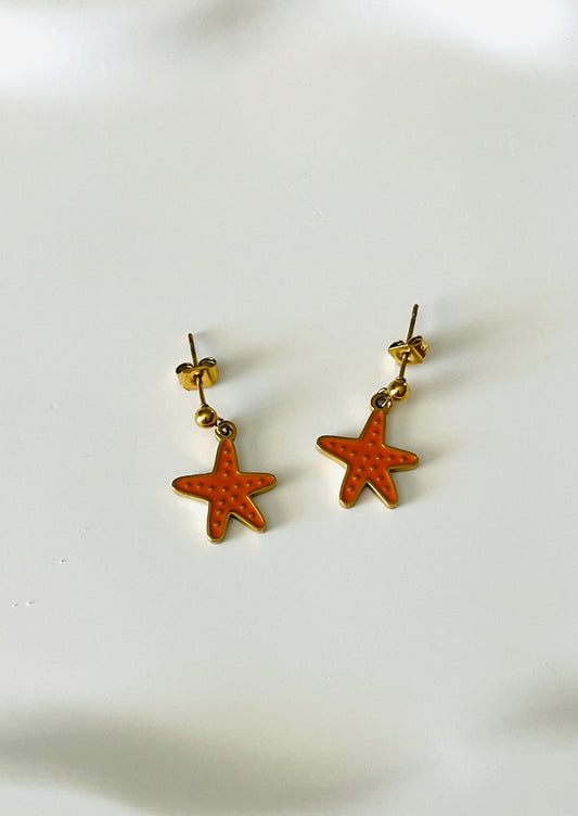 Boucles d'oreilles à clous adaptées pour les enfants à partir de 6 ans.
Clous d'oreilles en acier inoxydable doré.
Pendentif étoile de mer en acier inox doré et résine epoxy orange.
