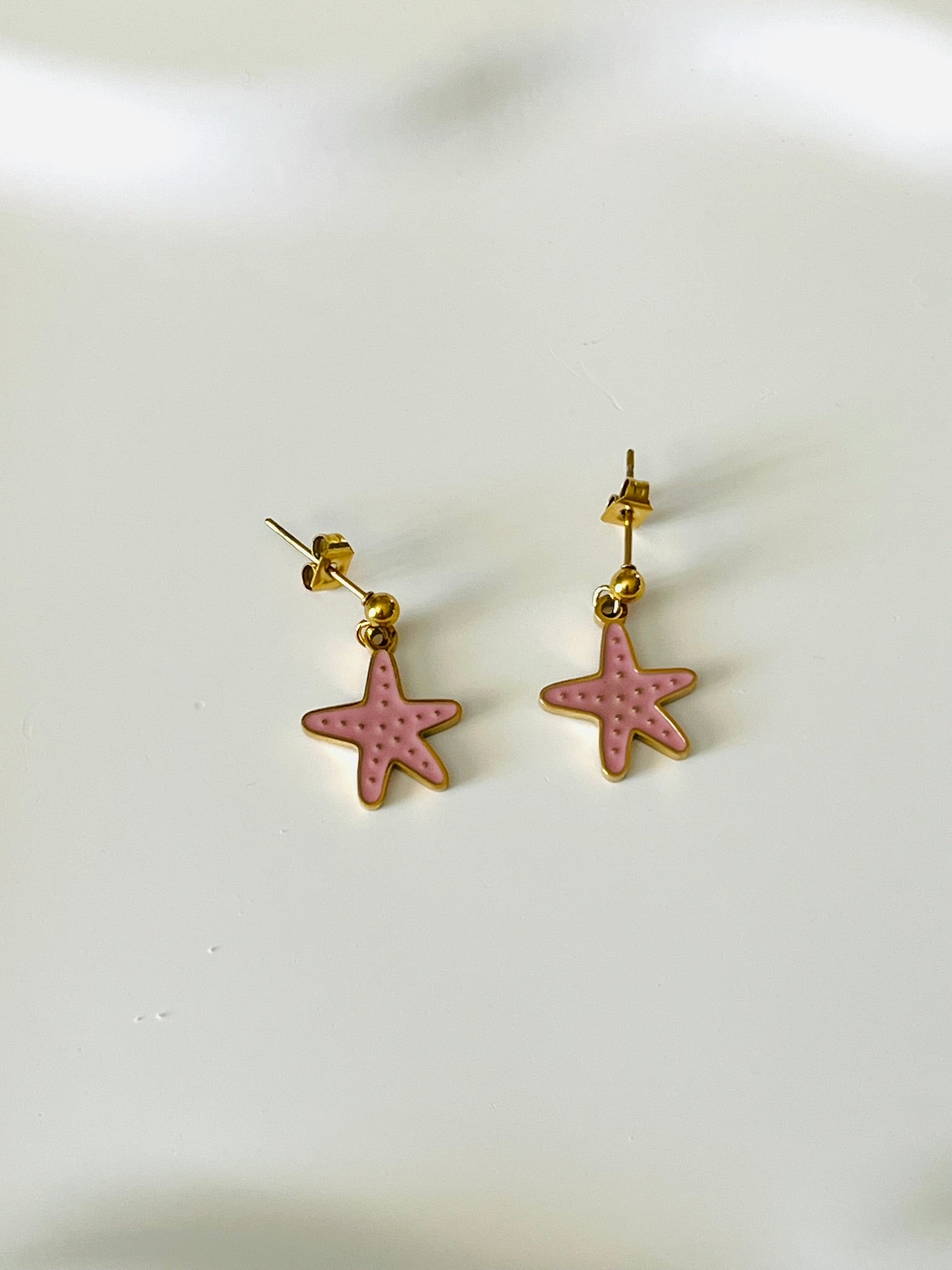 Boucles d'oreilles à clous adaptées pour les enfants à partir de 6 ans.
Clous d'oreilles en acier inoxydable doré.
Pendentif aétoile de mer en acier inox doré et résine epoxy rose.
