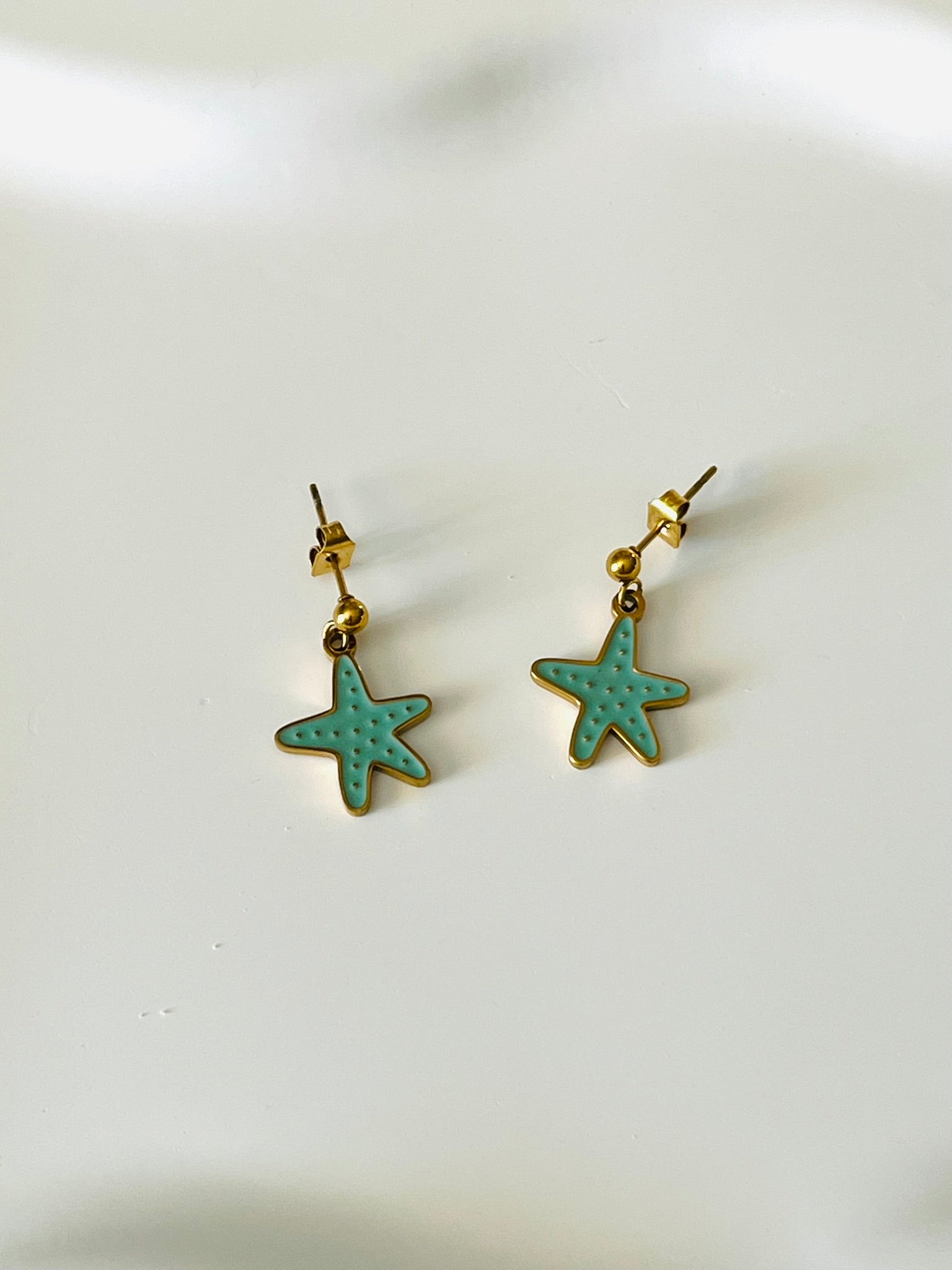 Boucles d'oreilles à clous adaptées pour les enfants à partir de 6 ans.
Clous d'oreilles en acier inoxydable doré.
Pendentif étoile de mer en acier inox doré et résine epoxy turquoise.